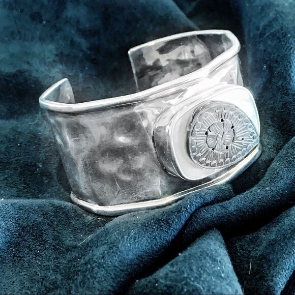 Vtg Red Envelope hammered silver mop bracelet - Picture 4 of 14